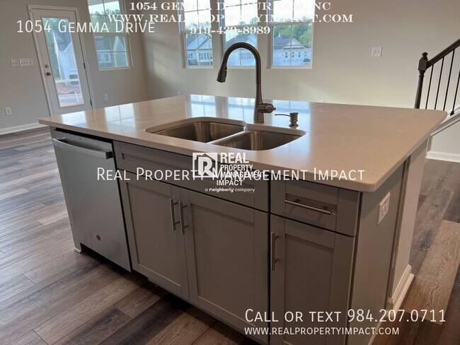 Building Photo - 1054 Gemma Dr
