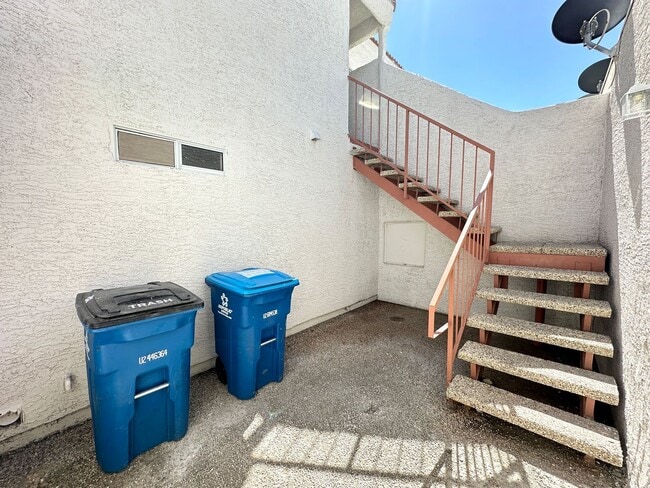 Building Photo - El Parque Condo