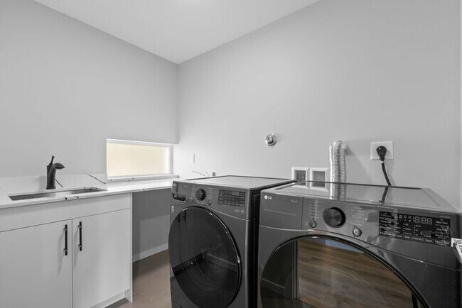 Building Photo - Newly Built Air-Conditioned Luxury Townhome in Highly Desired Admiral