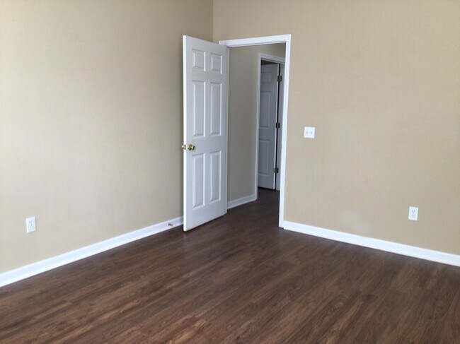 Building Photo - 303 Stallion Rd