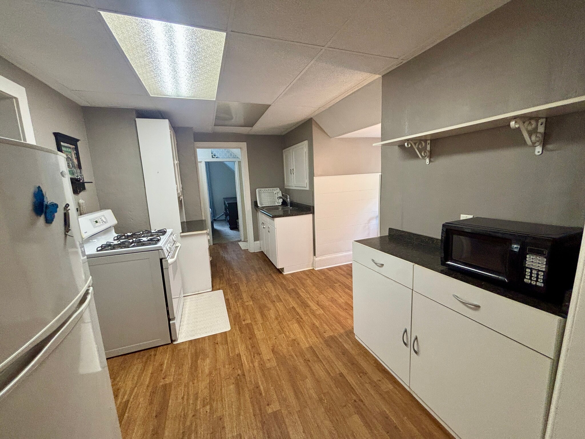 Kitchen and eating area - 606 Dewey Ave
