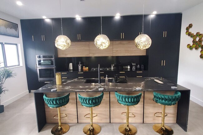 Building Photo - 547 NE 16th Ave