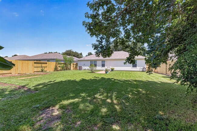 Building Photo - 16200 Sun View Ln