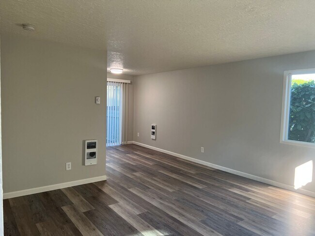 Building Photo - SHOWING TODAY - VIEW LISTING for 360° IMAG...