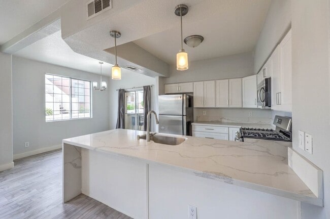 Building Photo - First-Floor 3BR/2BA Gated Condo with Resor...