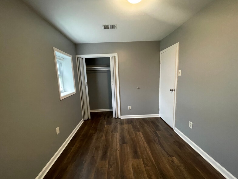 Room 2 - 4306 Elmwood Dr