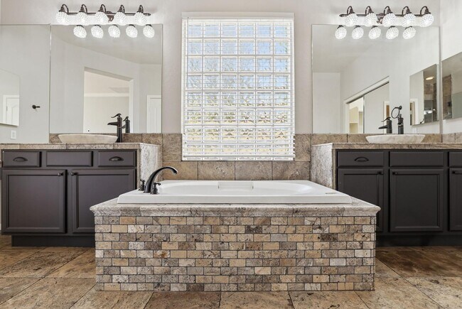 Building Photo - 3565 E Vaughn Ct