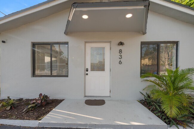 Building Photo - 836 SW 13th Ct