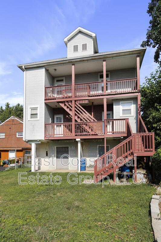 Building Photo - 914 Summit Ave