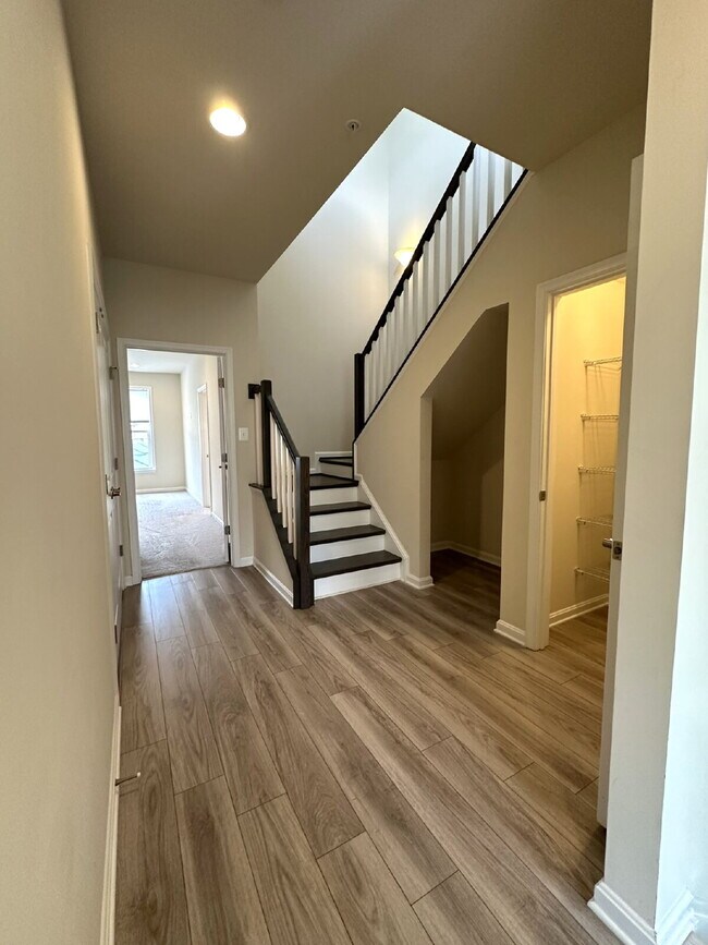 Building Photo - Luxury Townhome in Frederick