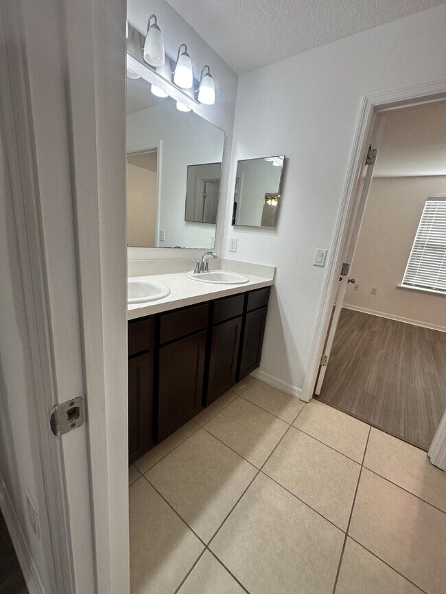 Building Photo - "Beautifully Maintained 3-Bed Townhouse with 2.5 Baths in Lakeland - Spacious 1,676 Sq. Ft.!"