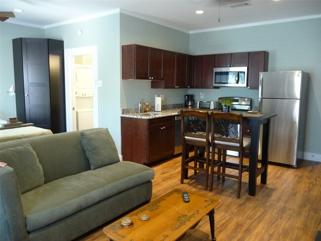 Building Photo - 1009 Peden St