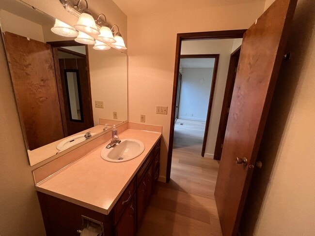 Building Photo - 2 bed 1.5 bath Eugene townhome