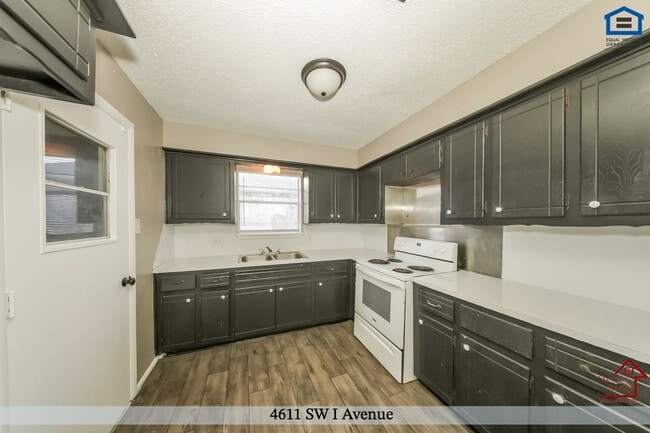 Building Photo - 4611 SW I Ave