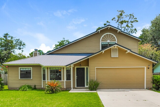 Primary Photo - 6145 Island Forest Dr