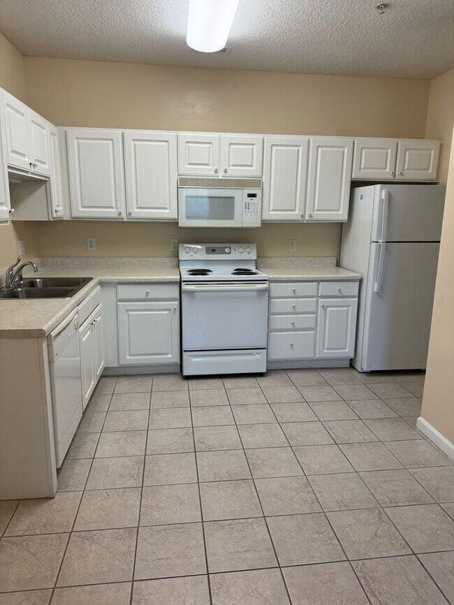 Building Photo - Avera - Ascot