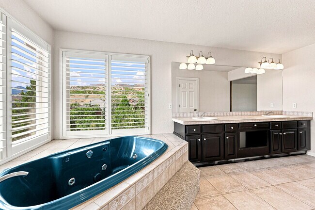 Building Photo - $3,040.95, 6 bed, 4 bath located in Colorado Springs