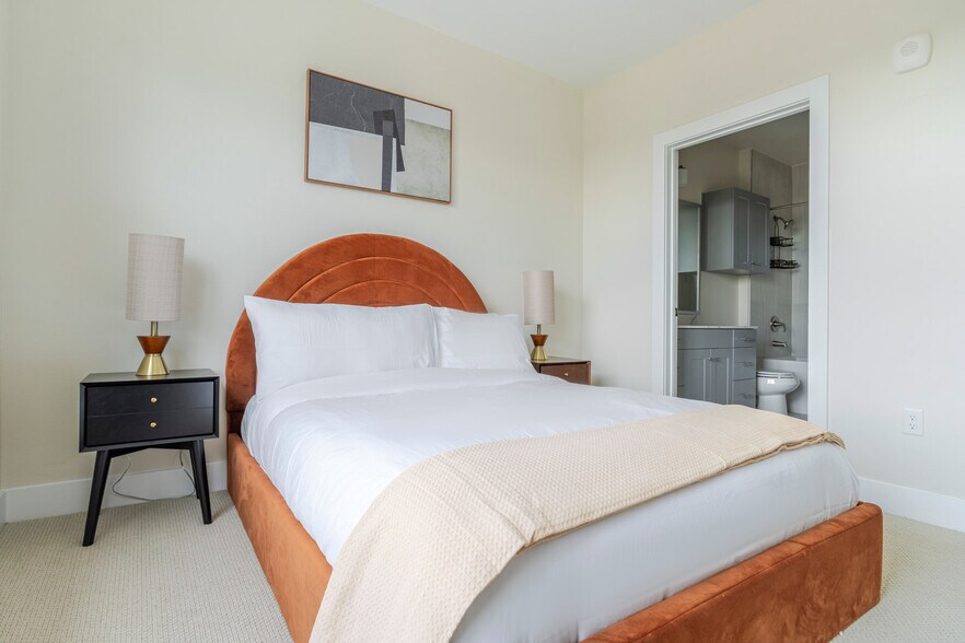 Building Photo - 1501 W Howard Ln