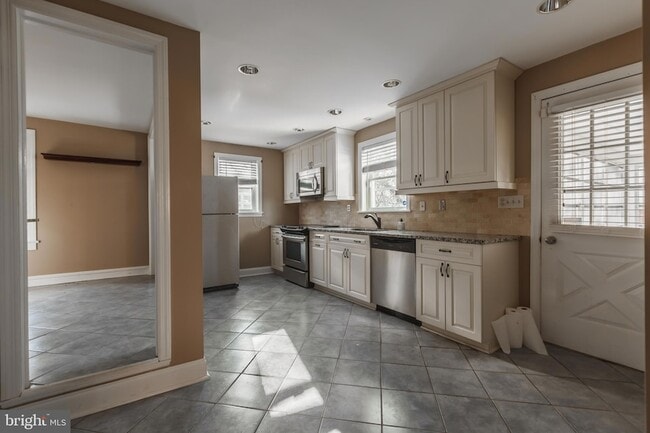 Building Photo - 23 Sunset Rd