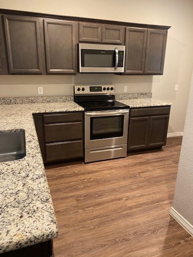 Building Photo - Great Location!