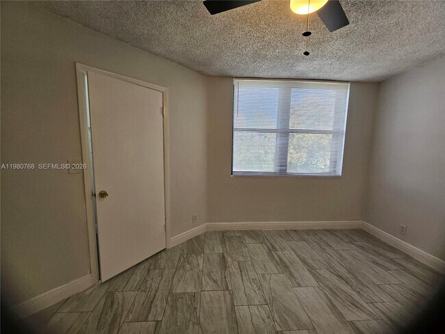 Building Photo - 216 Lake Pointe Dr