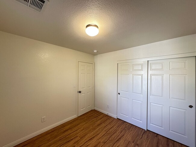 Building Photo - Huntington Village B