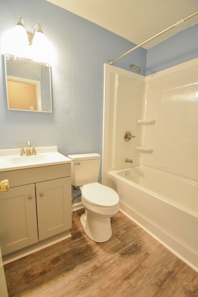 Building Photo - 3 Bedroom and 1.5 Bath Home- Hardwood Floors