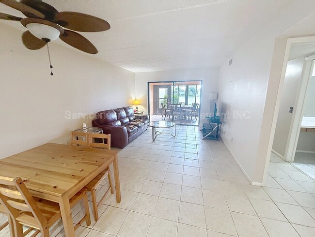 Building Photo - 217 Woodlake Wynde
