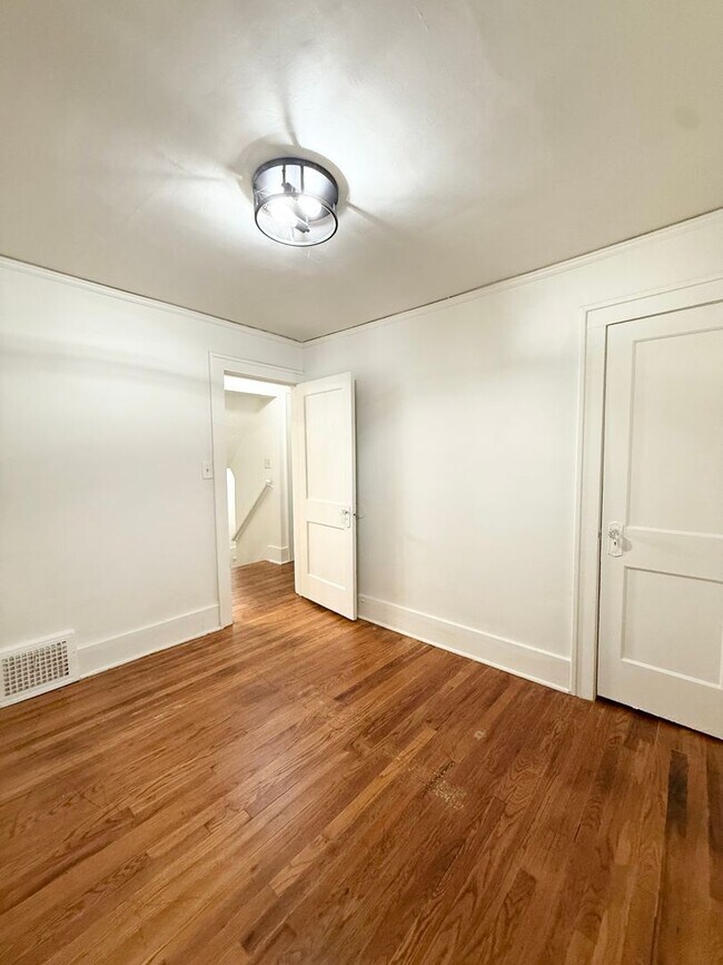 Building Photo - 303 N 38th St