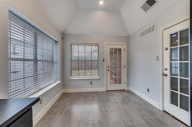 Building Photo - 3141 Riverside Dr