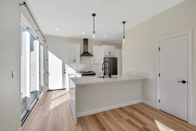 Building Photo - 4048 Cherokee Ave