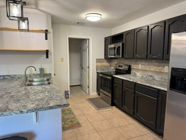 Building Photo - 3 Bed / 2 Bath – Updated Home with Fireplace & Large Backyard