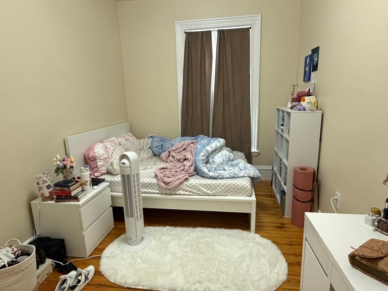 Building Photo - 227 Roxbury St