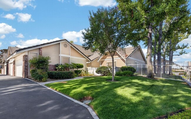 Building Photo - Beautiful Remodeled 2-Bedroom Single-Story Condo