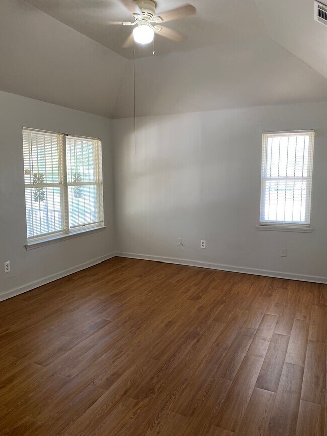 Building Photo - 3br 2 bath vaulted ceiling