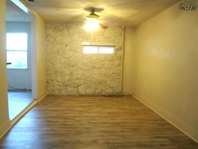 Building Photo - 1616 Longview St