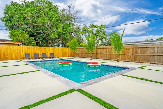 Building Photo - 17621 NE 7th Ave