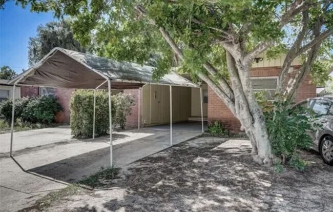 Building Photo - Charming 2/2 Duplex in West Bradenton with Private Yard and Carport