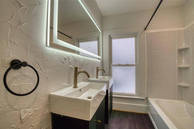 Building Photo - 1702 Lake St