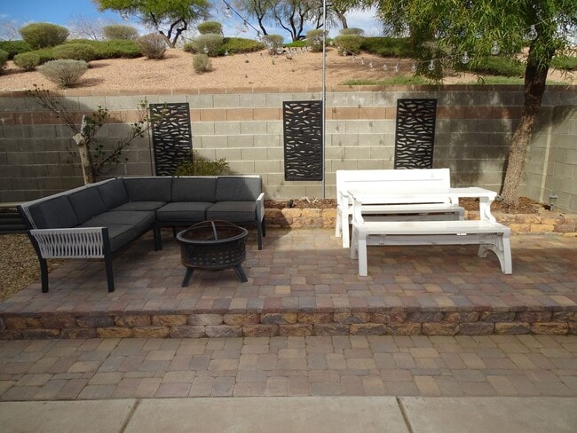 Building Photo - Beautiful One Story 2 Bedroom Townhome Wit...