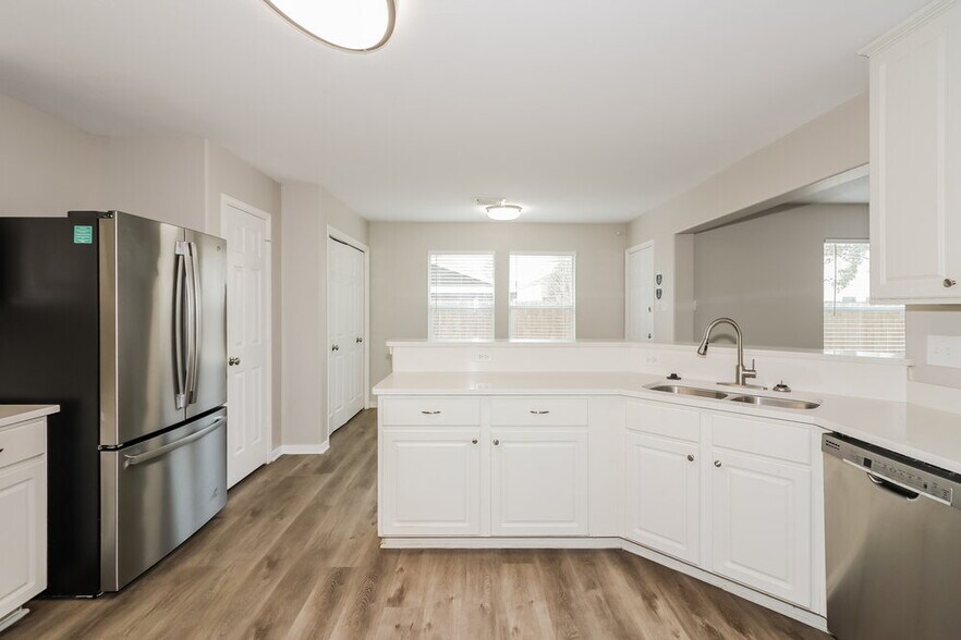 Building Photo - 6207 Winter Oak St