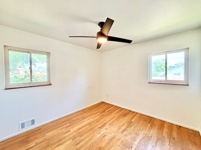 Building Photo - South Denver Brick Ranch