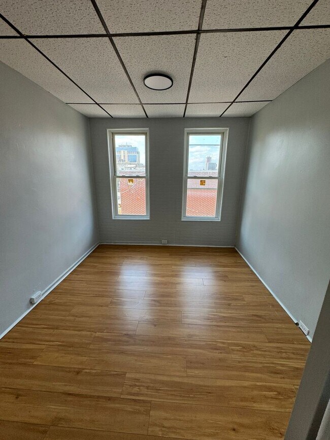 Building Photo - 3 Bedroom 1 bath house