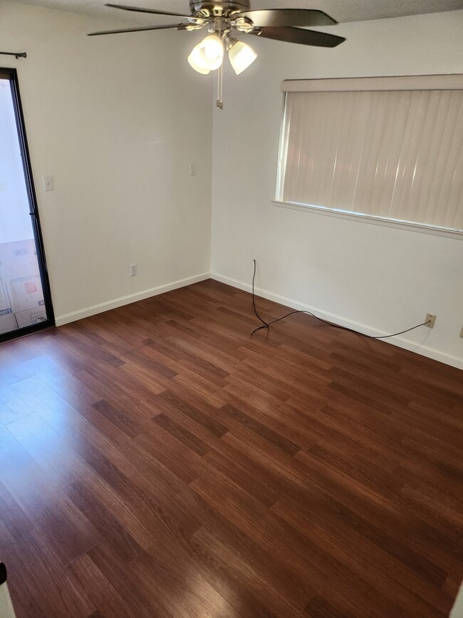 Building Photo - 539 W Parlier Ave