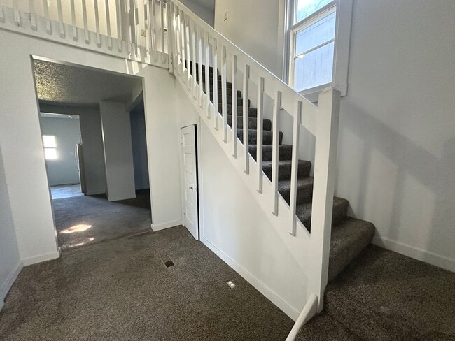 Building Photo - 4 bedroom / 2 bath home with lots of room!