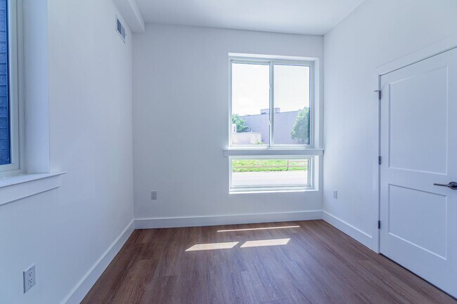 Building Photo - 137 E Cumberland St