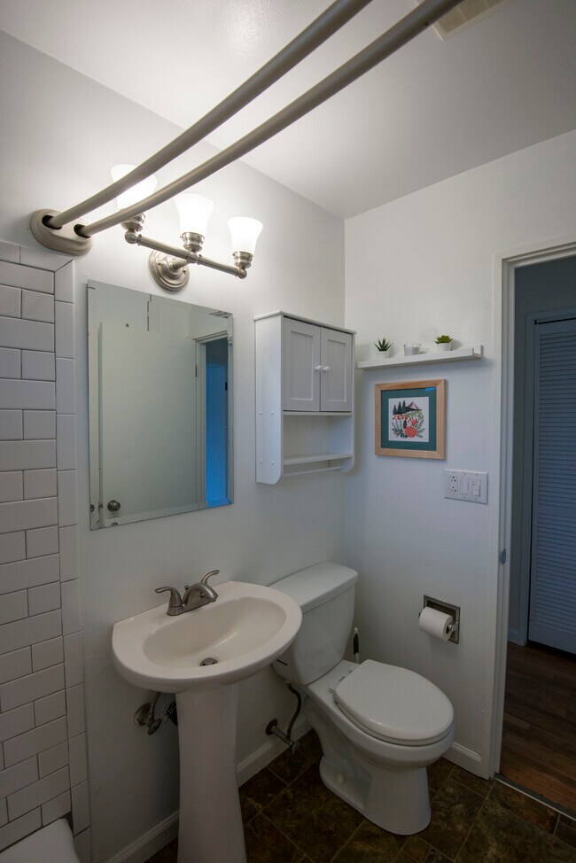 Bathroom - 9224 N Tyler Ave