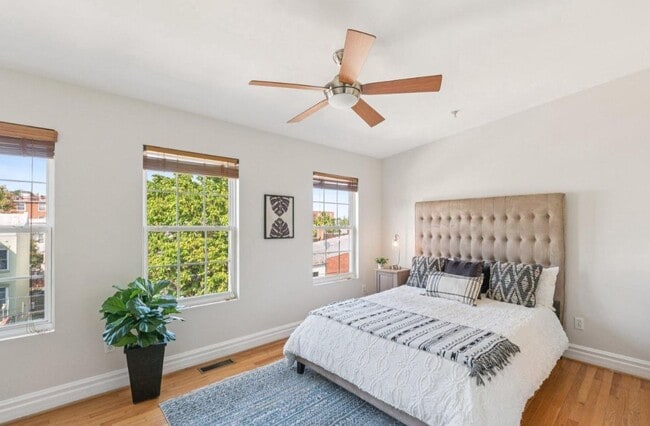 Building Photo - Large Sunny Eckington Three Bed/Three Bath Interior Rowhouse Condo Home