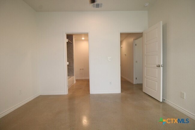 Building Photo - 106 Lost Trl