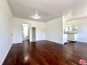 Building Photo - 917 N Cedar St